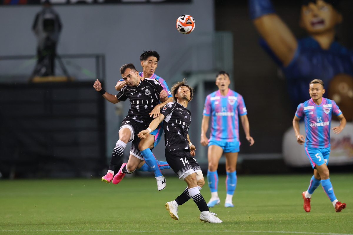 Sagan try to contain the mighty Consa attack in Sapporo