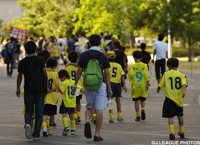 JEF United presents rulers to new first-graders