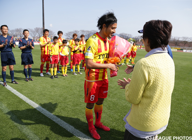 Giravanz midfielder Hakkaku makes 200th J2 appearance