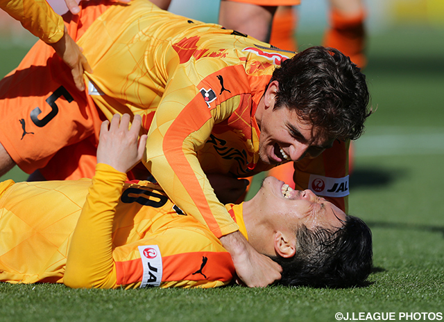 S-Pulse shock Kashima Antlers as giants record third straight loss