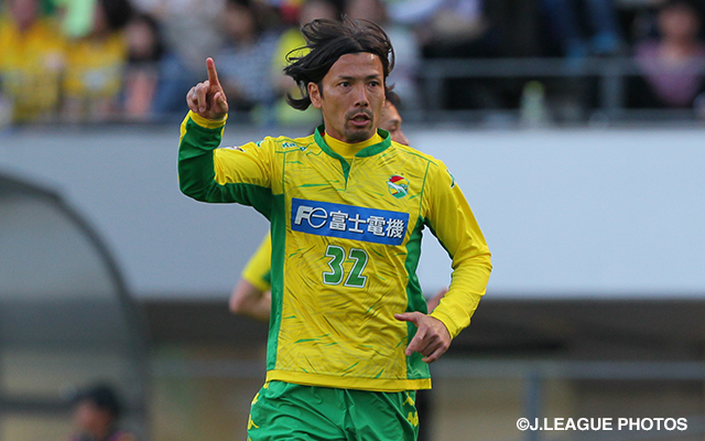 Veteran striker Suzuki retires