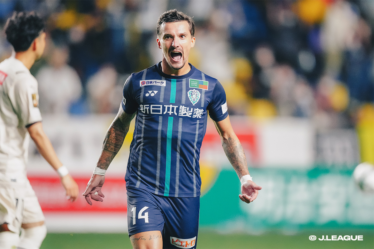 Croux’s incredible goal stuns Frontale, Avispa cuts champions’ lead down to one point