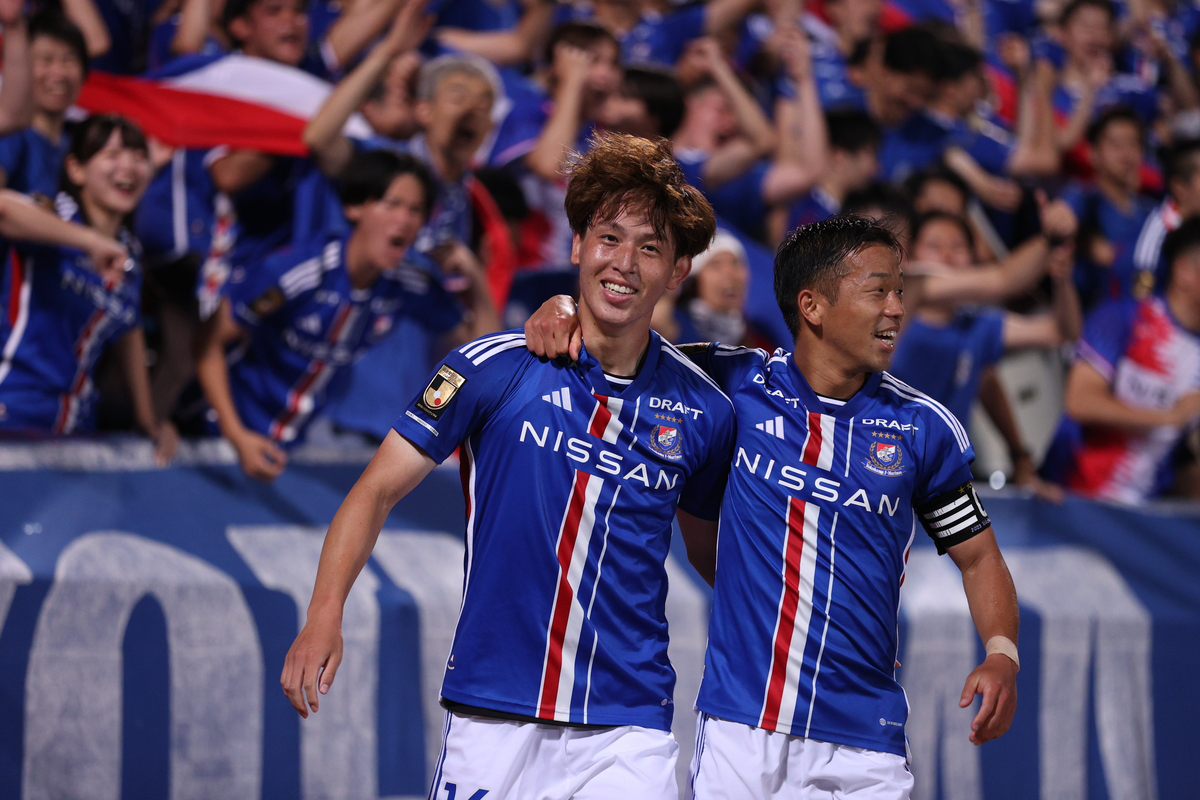 Marinos put top spot on the line with Bellmare in Yokohama
