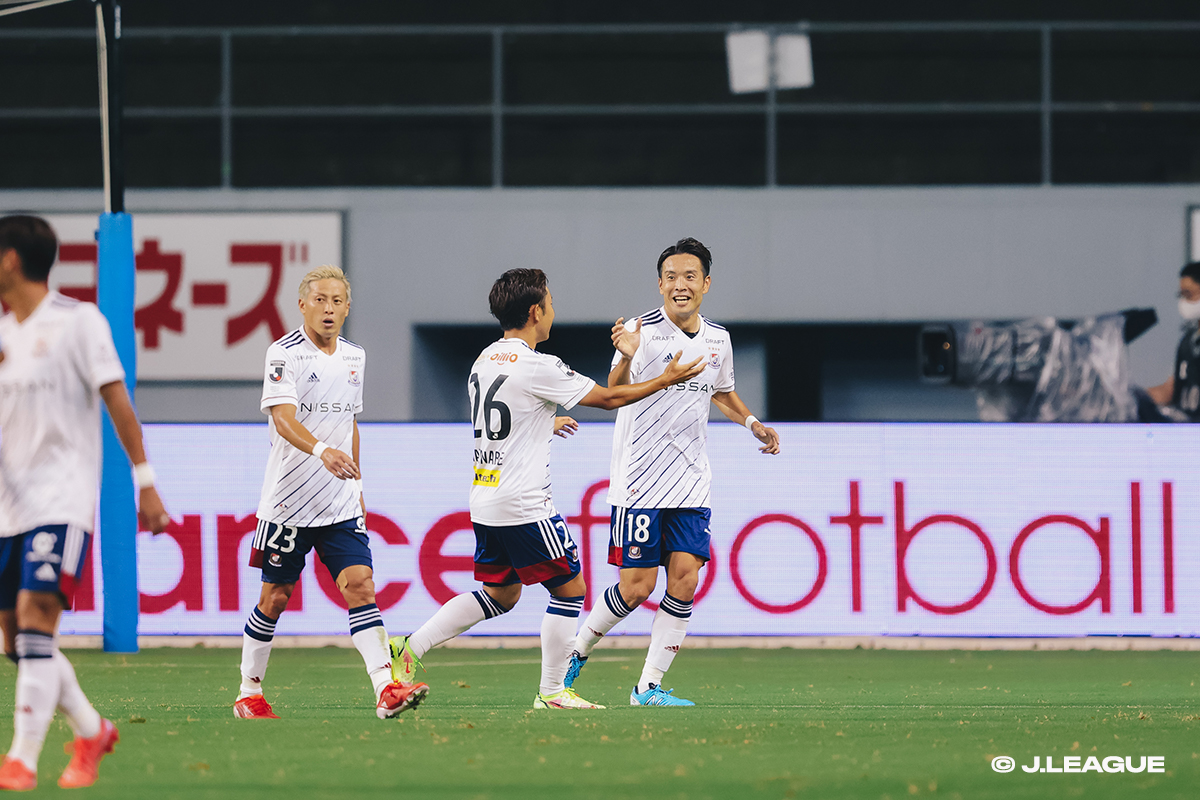 Marinos dominate Sagan, 4-0, to move within one point of first place