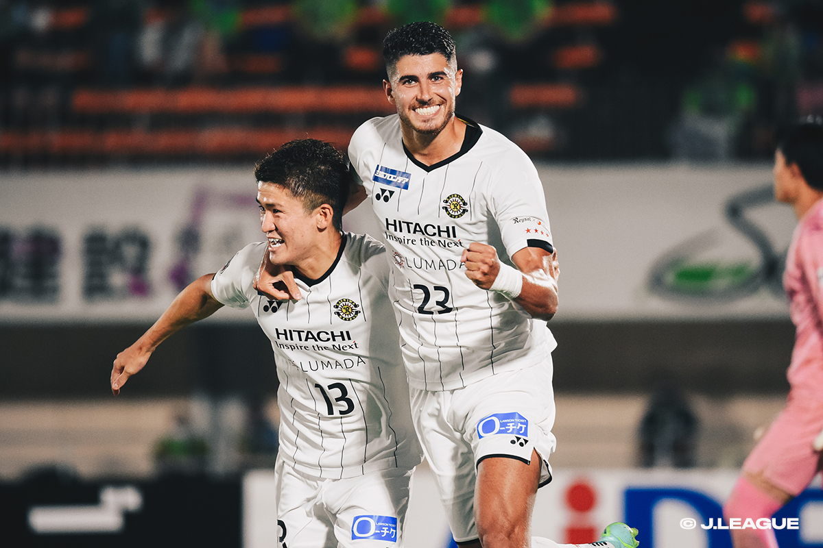 Kashiwa score an astonishing three stoppage-time goals to climb out of relegation zone