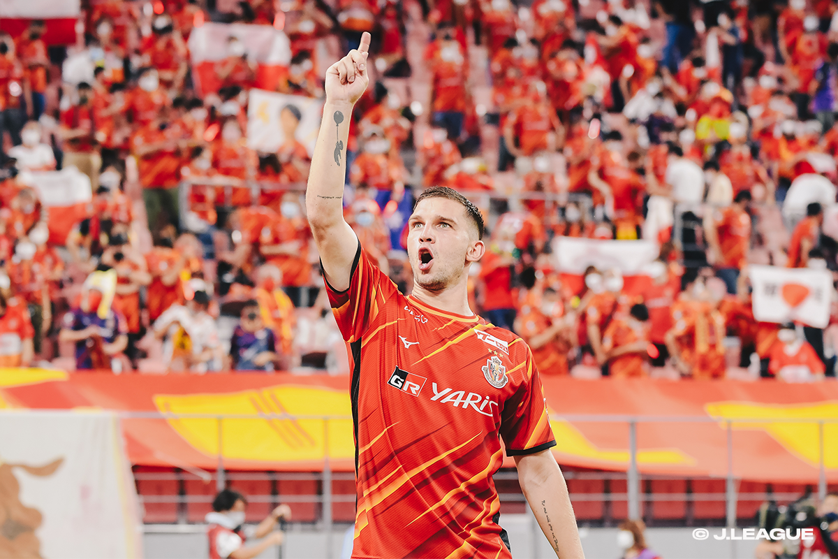 Świerczok stays hot with winner to help Nagoya sink Marinos