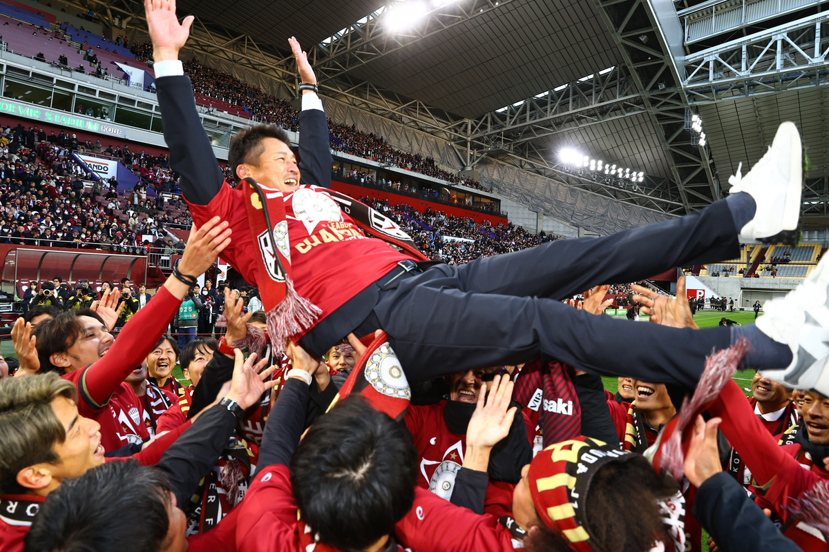 Takayuki Yoshida recognized as Manager of the J1 Champions