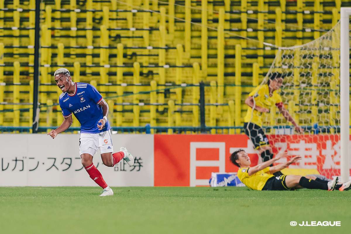 10-man Marinos win fifth straight in league, continue to close gap to first
