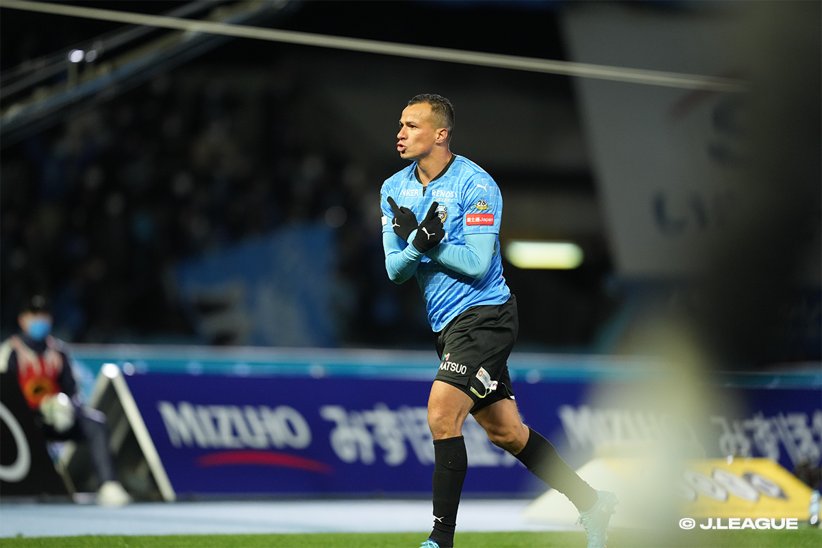 Damião and Frontale kick off title defense in style